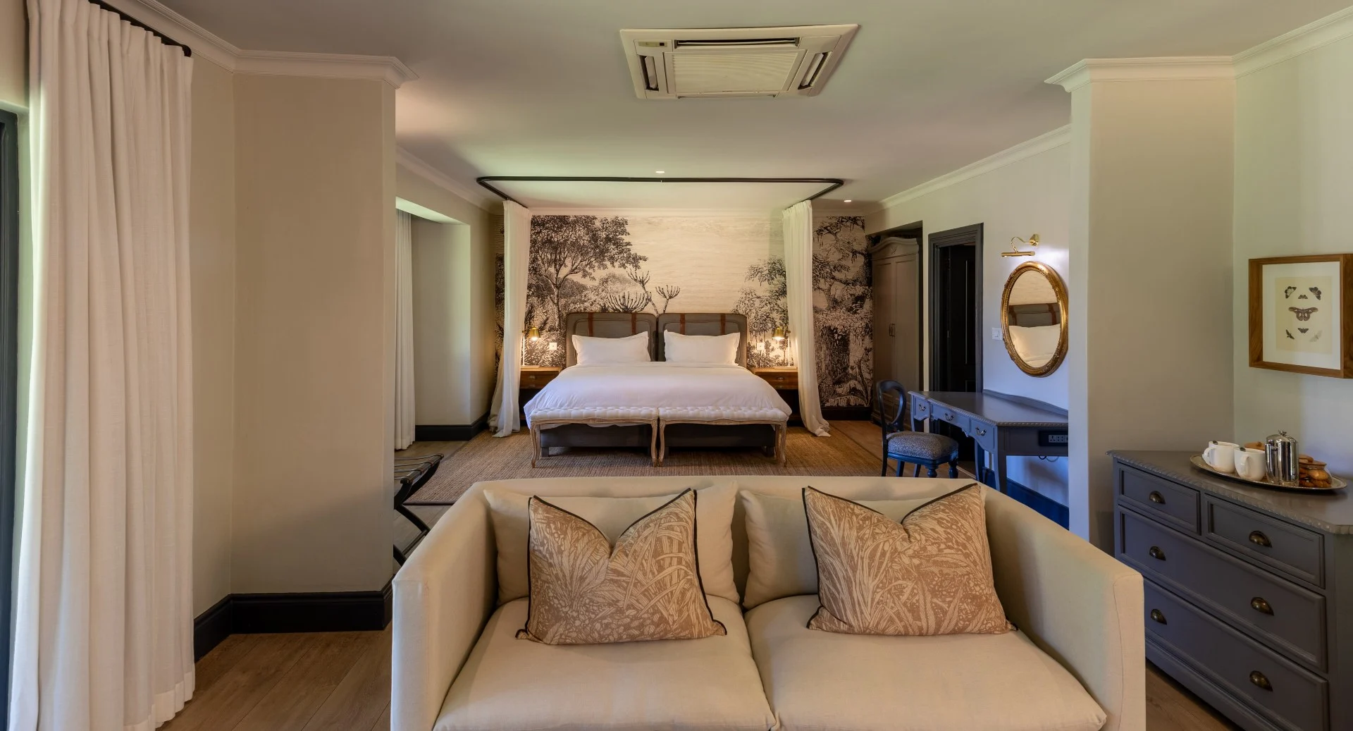 Chitwa Chitwa Game Lodge - Sabi Sand Private Game Reserve - Sabi Sands Lodges Reservations 60 anantarastanleylivingstoneroombedview1920x1037