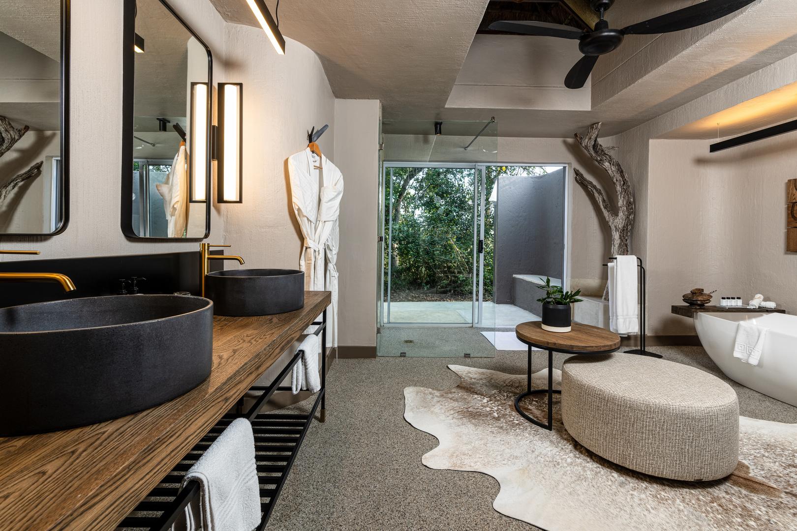 Sabi Sabi Bush Lodge - Sabi Sands Lodges Reservations - Sabi Sands Game Reserve 49 Luxury Suite Bathroom