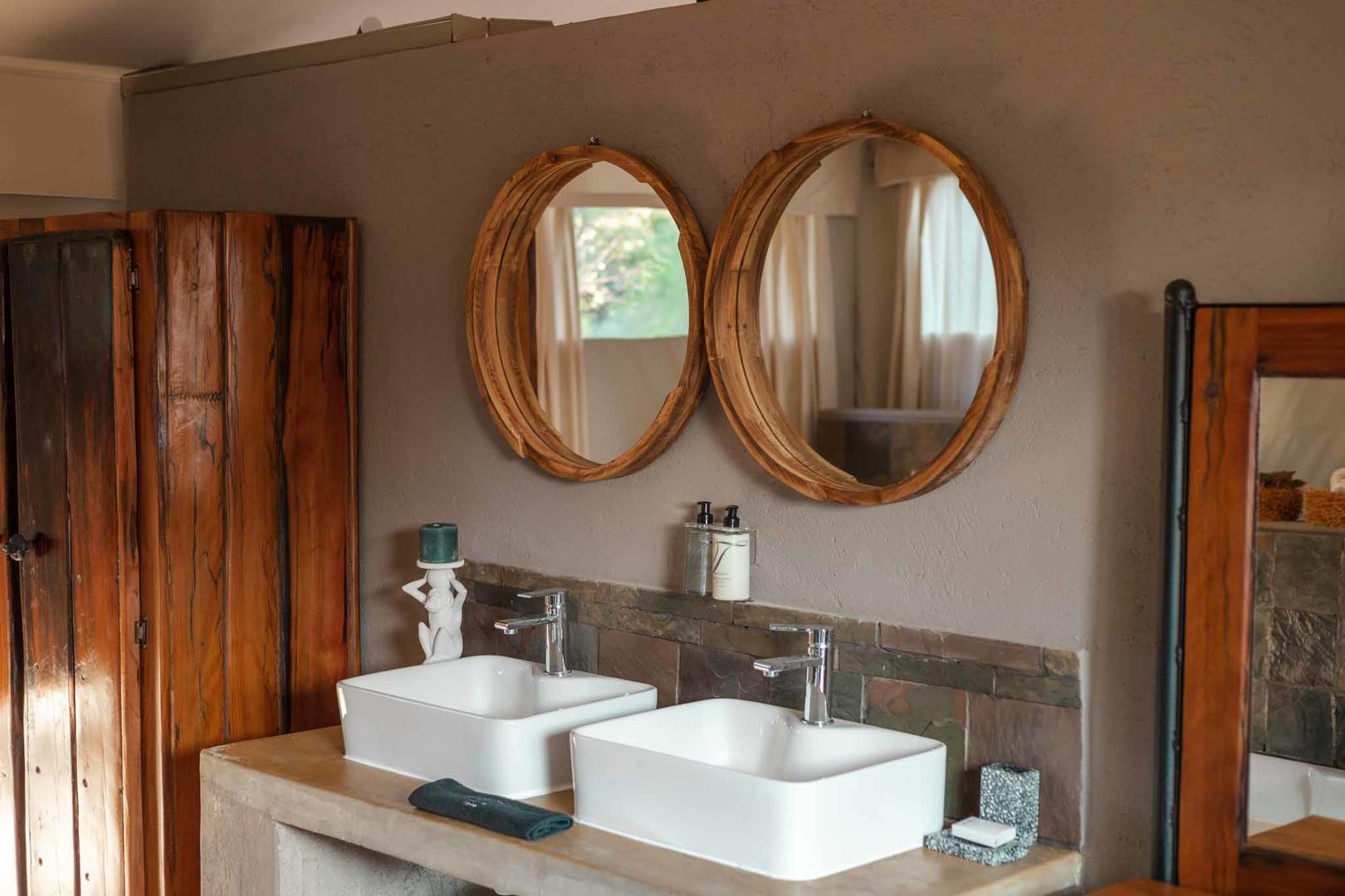 Umkumbe Bush Lodge - Sabi Sands Lodges Reservations - Kruger National Park - South Africa 15 Monkey Thorn Superior Suite
