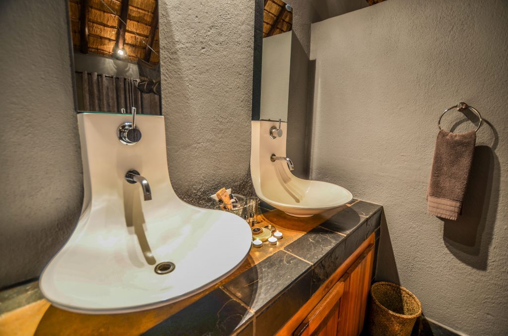 Nkorho Bush Lodge - Sabi Sands Game Reserve - Reservations 7 Nkorho Bush Lodge Bathroom