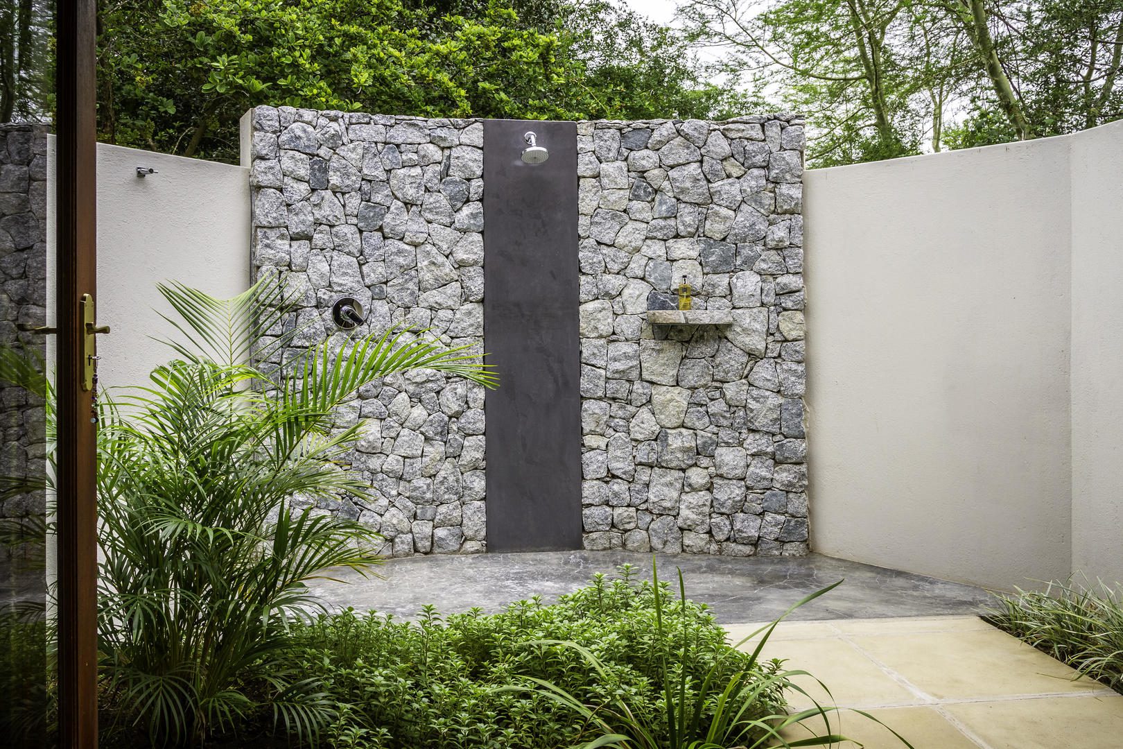 Savanna Private Lodge - Sabi Sands Game Reserve - Kruger National Park 56 ss shower outdoor img hdr