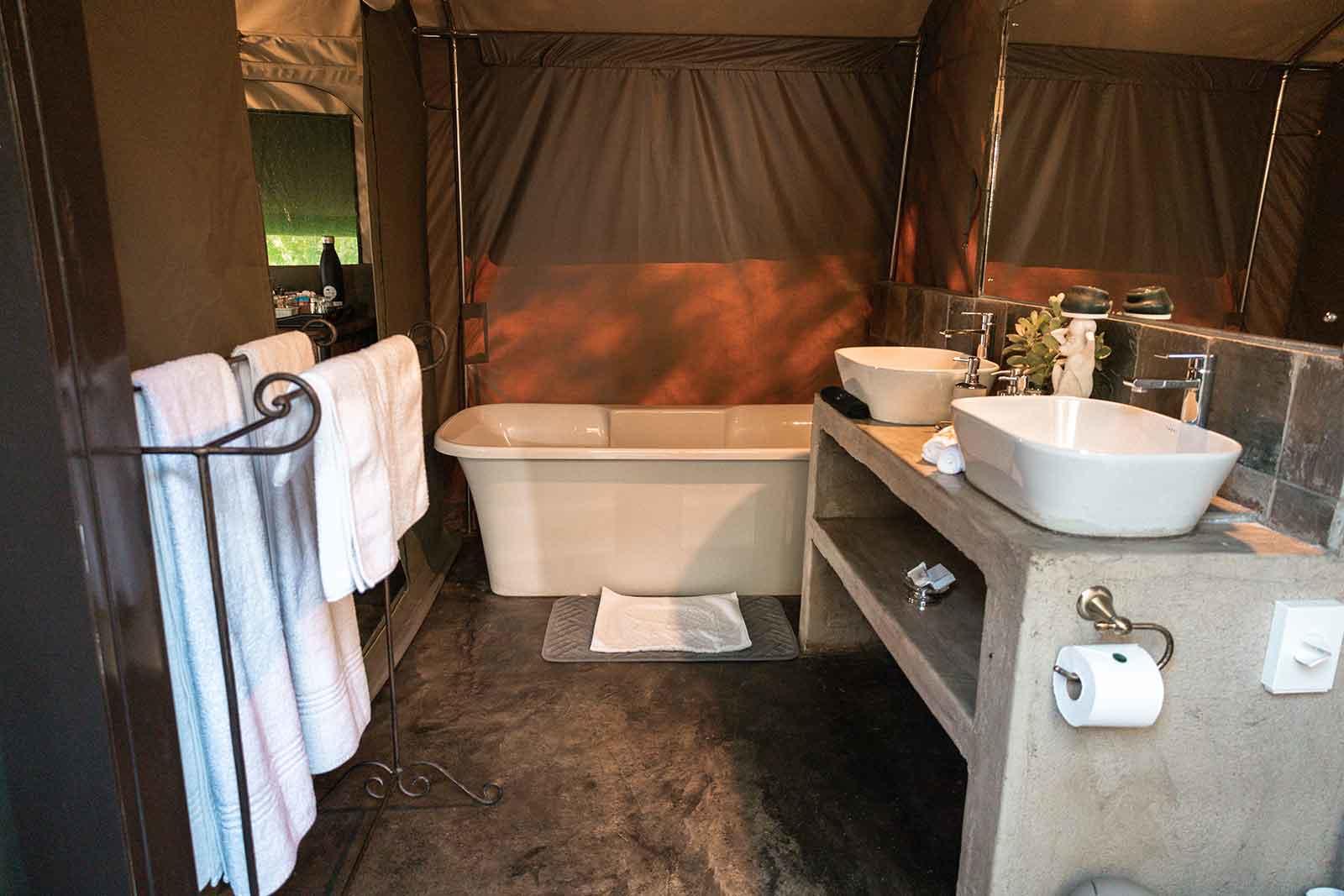 Umkumbe Bush Lodge - Sabi Sands Lodges Reservations - Kruger National Park - South Africa 21 stars of africa umkumbe bush lodge leadwood deluxe suite